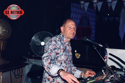 DJ Jean-Luc aux platines du Rétro Discothèque pendant la Classic Night